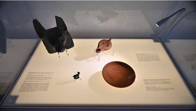 Kopf eines Schakals, den Gott Anubis repräsentierend, aus dem Grab des Pharao Tutanchamun (Theben, Ägypten, Tal der Könige; 14. Jh. v. Chr.).