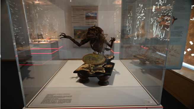 Welche Wunderwesen, welche Gefahren verbergen sich unter der schillernden Oberfläche der Flüsse, Seen und Meere?